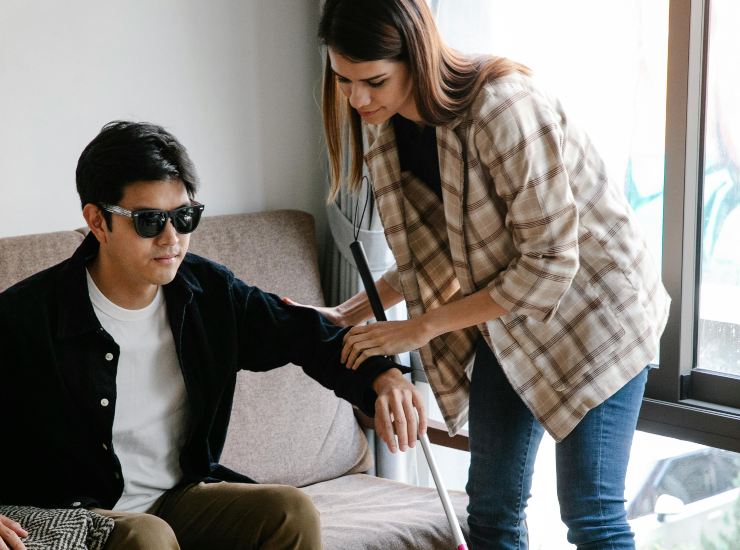 Ragazza assiste un disabile