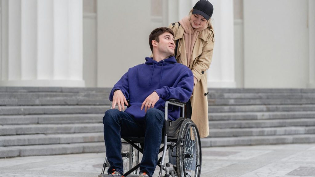 Ragazza assiste un disabile