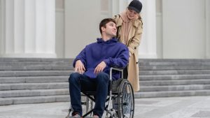 Ragazza assiste un disabile