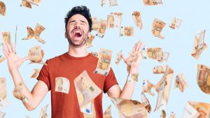 Pioggia di euro su un ragazzo