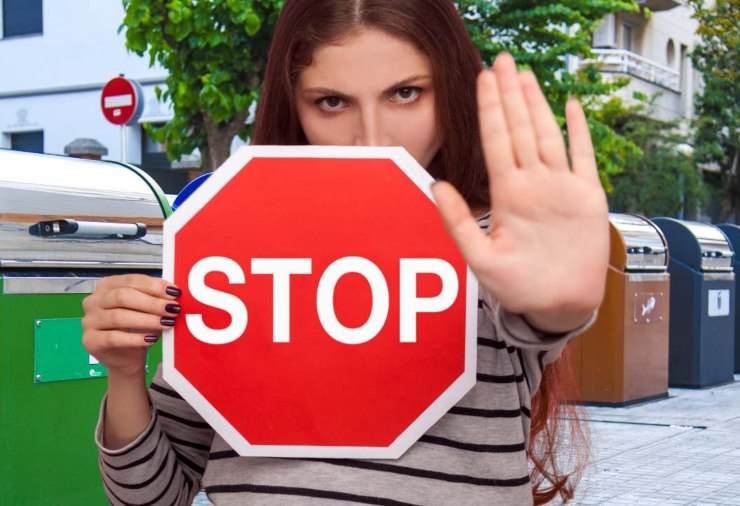 Una ragazza con il segnale dello stop