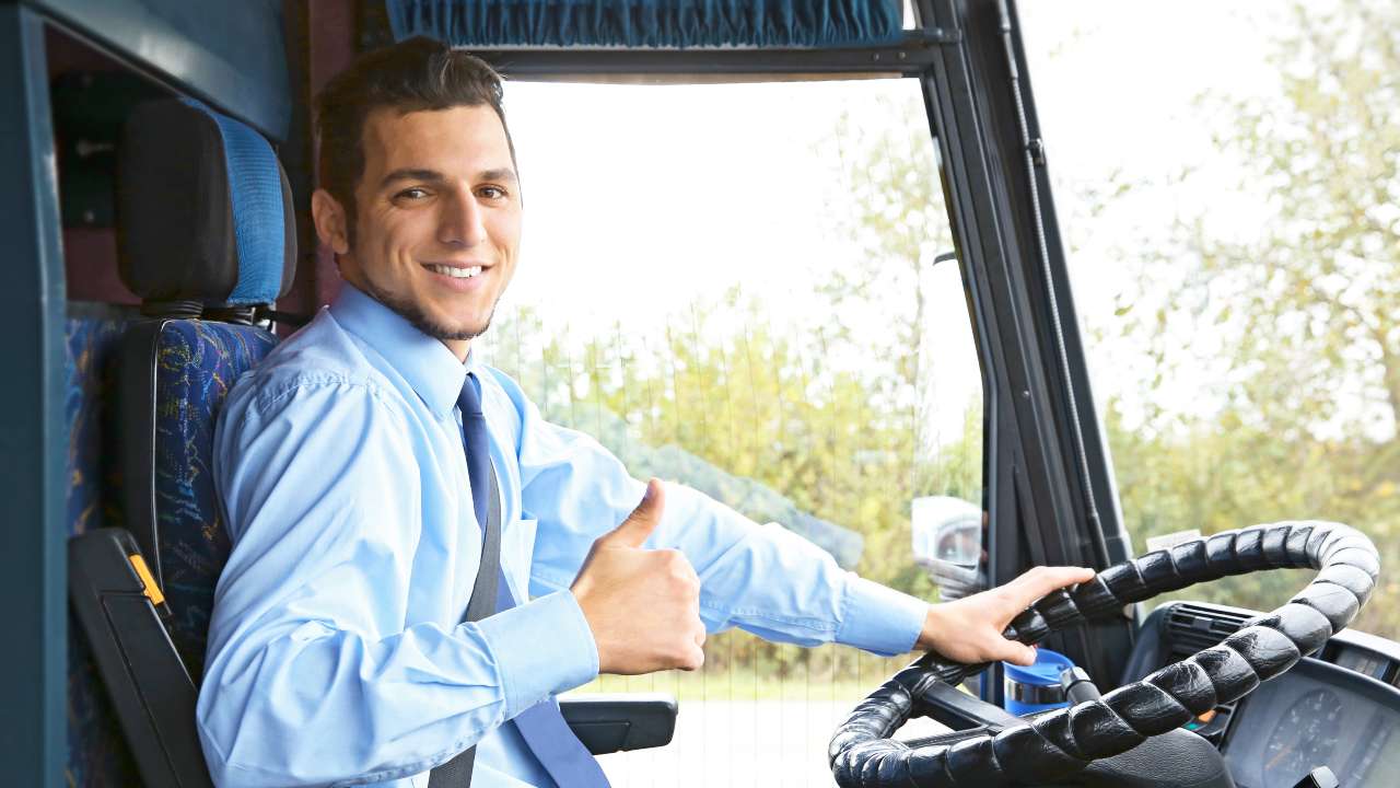 Giovane conducente di autobus