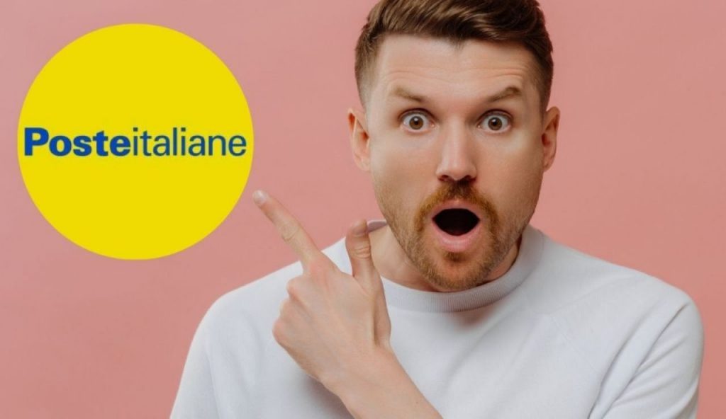 Ragazzo stupito che indica il logo di Poste Italiane